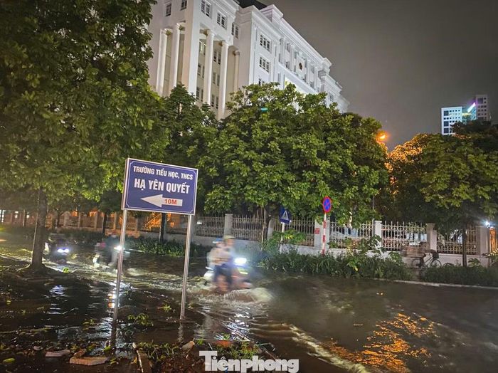 Nước ngập trên đường Tôn Thất Thuyết.