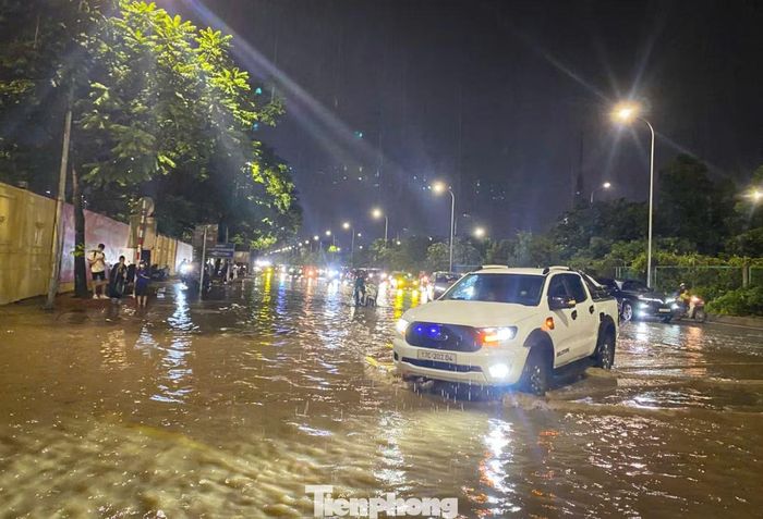 Một trong những khu vực ngập nặng nhất là đại lộ Thăng Long, hướng ra ngoại thành Thủ đô. Tại đây, nước ngập sâu khoảng 30 - 40 cm, kéo dài hàng trăm mét.