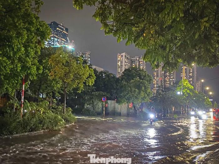 Đến khoảng 20h30, mưa đã ngớt nhưng nhiều tuyến phố vẫn còn ngập nước.