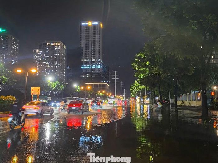 Trên đường Châu Văn Liêm, nước ngập gần 2/3 mặt đường khiến các phương tiện phải di chuyển sát mép đường để tránh khu vực ngập sâu.