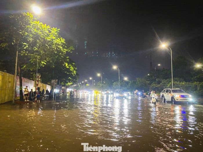 Chiều tối 28/5, nhiều khu vực ở Hà Nội xuất hiện mưa dông kèm sấm sét, khiến nhiều tuyến phố úng ngập cục bộ và giao thông ùn tắc.