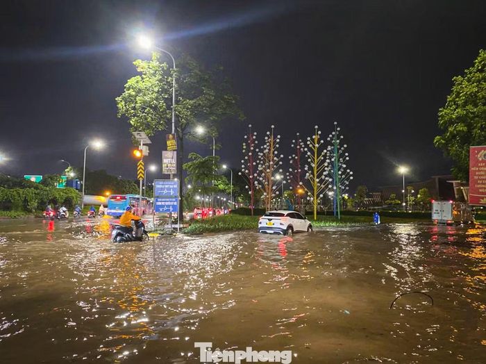 Nhiều phương tiện phải di chuyển sát phần đường cao hơn để tránh ngập nhưng vẫn gặp khó khăn, không ít xe chết máy giữa đường.