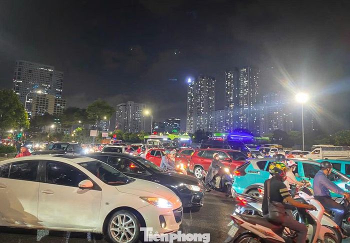 Mưa lớn xuất hiện đúng giờ tan tầm khiến nhiều tuyến đường như Lê Quang Đạo, Lê Đức Thọ và đại lộ Thăng Long ngập sâu, người dân di chuyển khó khăn trên đường về nhà. Đây cũng là trận mưa đầu tiên trong năm 2026 gây úng ngập tại Hà Nội.