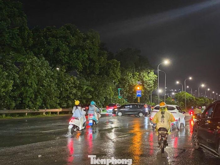 Tình trạng ngập trên đường gom khiến nhiều phương tiện di chuyển lên tuyến đường trên cao để tránh ùn ứ.