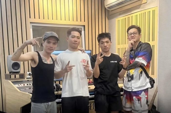 Mr Nhân (đeo kính, đứng ngoài cùng bên phải ở cả hai ảnh) trước khi bị bắt.