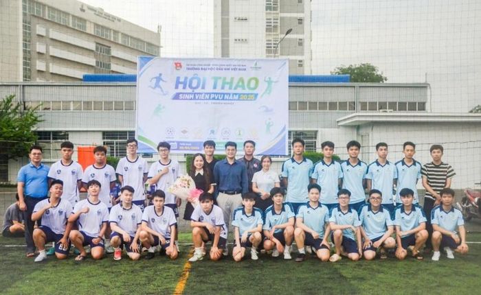 Các thầy cô giáo cùng các vận động viên tại lễ khai mạc.