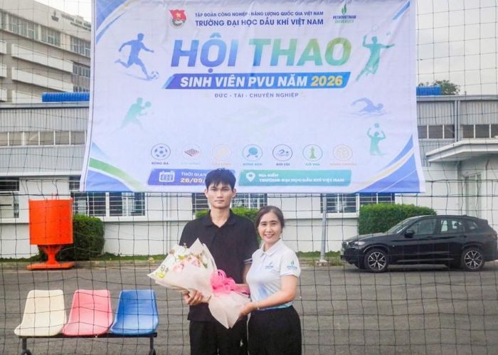 ThS. Ngô Thu Kiều tặng hoa đại diện các đội tham gia thi đấu.