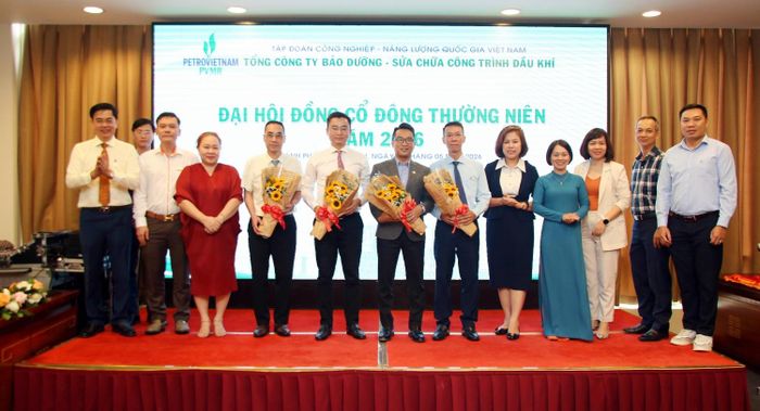 Các đại biểu chúc mừng lãnh đạo mới của PVMR.