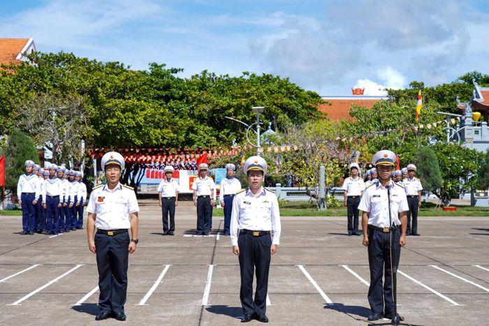 Các chiến sĩ thực hiện nghi thức hô vang 10 lời thề danh dự của Quân đội Nhân dân Việt Nam.