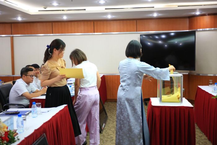Các cổ đông bầu Thành viên HĐQT và Ban Kiểm soát PETROCONs nhiệm kỳ mới.