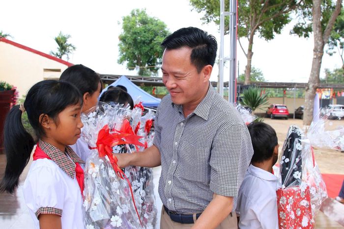 Ban tổ chức tặng quà cho học sinh Trường THCS Ea Tul