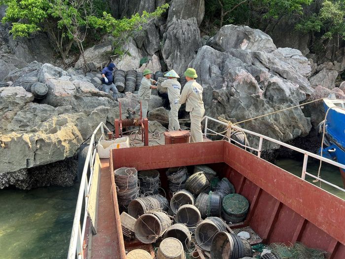 Lực lượng chức năng Quảng Ninh thu gom, xử lý lồng bè, phao xốp và vật dụng nuôi trồng thủy sản trái phép trên vịnh Hạ Long.