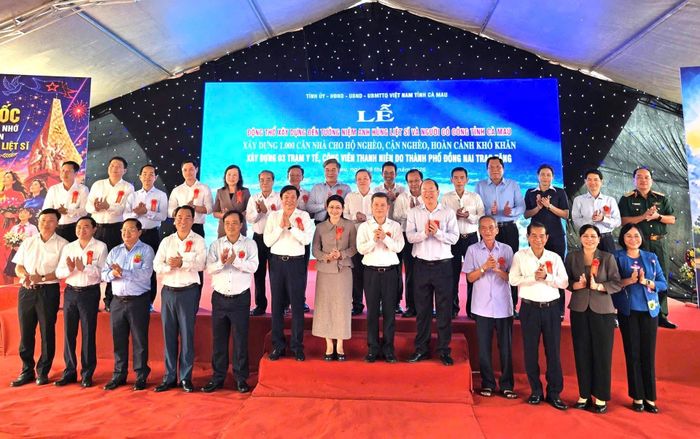 Các đại biểu chụp ảnh lưu niệm tại buổi lễ.