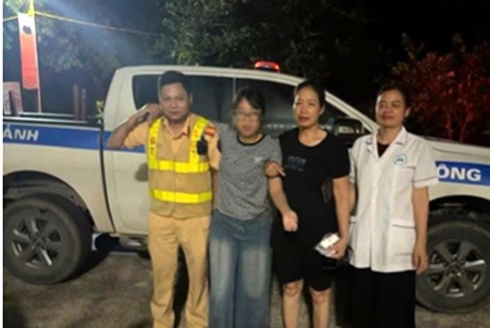 Tổ công tác Đội CSGT đường bộ số 3, Phòng CSGT Công an tỉnh Ninh Bình kịp thời cứu giúp một nữ sinh gặp nạn trên tuyến quốc lộ 38B. (Ảnh: Phòng CSGT Công an tỉnh Ninh Bình)