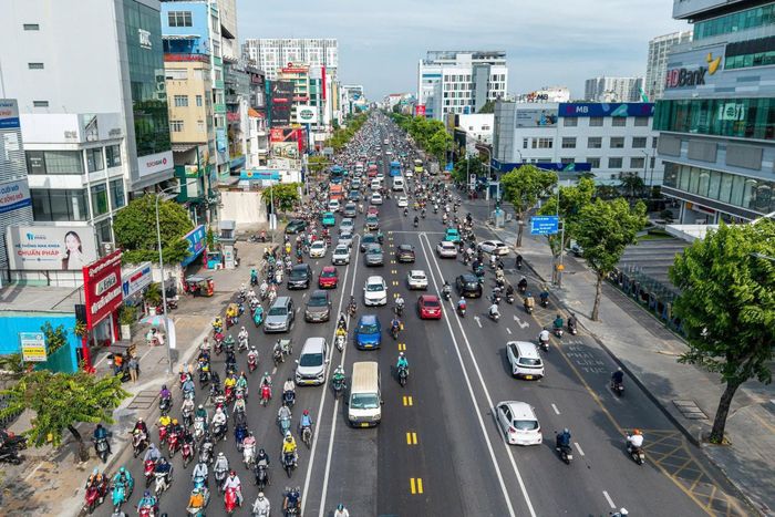 Giao thông trên đường Cộng Hòa ổn định, giảm ùn tắc hơn sau điều chỉnh phân làn.