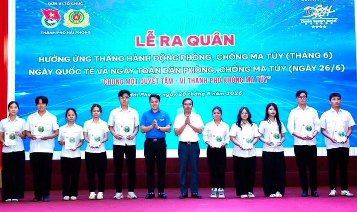 Trao quà động viên các sinh viên vượt khó học giỏi.