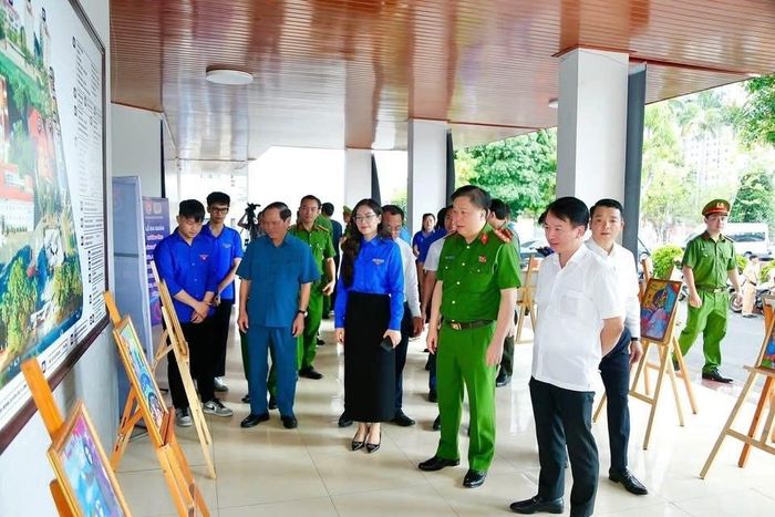 Các đại biểu tham quan triển lãm tranh với chủ đề “Thanh niên nói không với ma túy”.