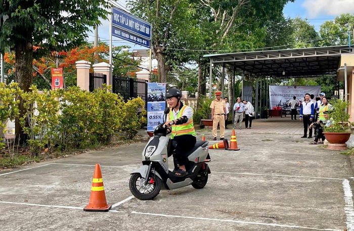 Cảnh sát giao thông hướng dẫn kỹ năng xử lý tình huống khi tham gia giao thông cho người điều khiển phương tiện giao thông.