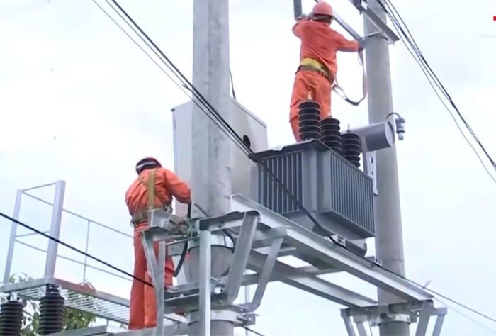 Cần đầu tư các trạm biến áp mới, thay thế đường dây để đảm bảo điện sinh hoạt cho người dân.