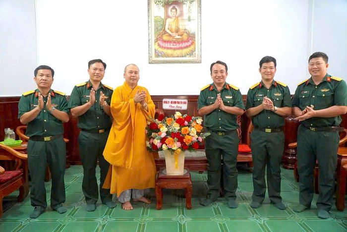 Bộ Chỉ huy Quân sự tỉnh Tây Ninh thăm, chúc mừng các cơ sở Phật giáo nhân Đại lễ Phật đản.