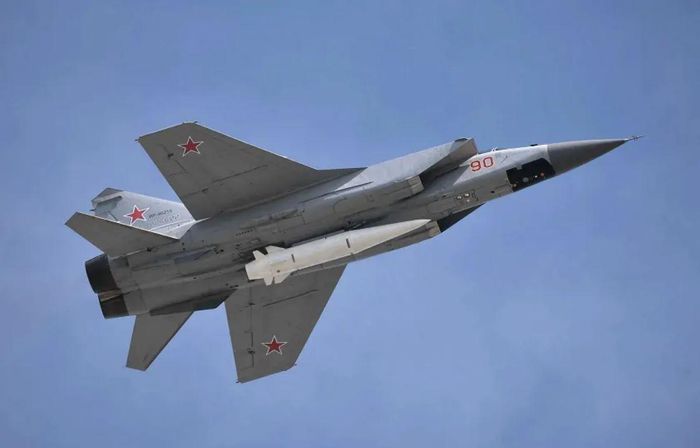 Máy bay MiG-31K được trang bị tên lửa Kh-47M2 Kinzhal. Ảnh: Bộ Quốc phòng Liên bang Nga.