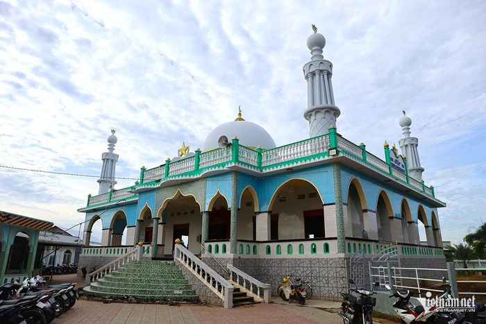 Năm nay, Tết Roya Haji diễn ra từ ngày 27 đến 29/5. Trong không gian trang nghiêm của Thánh đường Al - Mukarramah, tiếng kinh cầu vang lên tạo nên bầu không khí linh thiêng. Mọi người cùng cầu mong cuộc sống bình an, gia đình hạnh phúc, mùa màng thuận lợi và cộng đồng ngày càng phát triển, gắn kết.