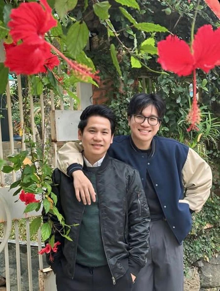 Trọng Tấn không che giấu niềm tự hào khi nhắc đến con trai. Ngoài vai trò người thầy trực tiếp hướng dẫn thanh nhạc tại nhà, anh còn là người bạn đồng hành trên nhiều sân khấu. Trọng Tấn từng nói về con trai: "Hy vọng trong tương lai con còn là một người nghệ sĩ hoàn chỉnh hơn cả bố". 