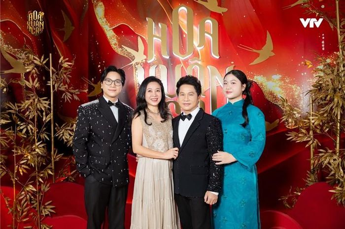 Hai bố con còn từng xuất hiện cùng nhau biểu diễn trong chương trình nghệ thuật "Hoa xuân ca" của VTV. Cả gia đình gồm 4 người - Trọng Tấn, vợ và 2 con - cùng xuất hiện trên thảm đỏ của sự kiện này, cho thấy âm nhạc không chỉ là nghề nghiệp mà còn là sợi dây gắn kết cả gia đình.