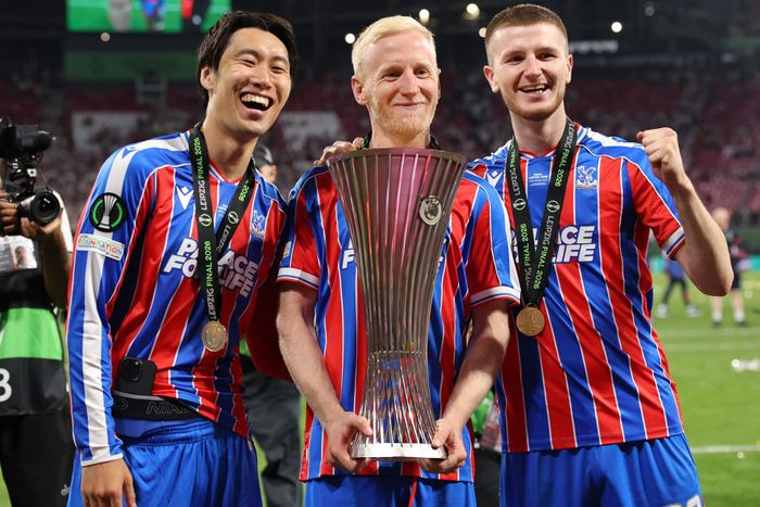 Wharton nâng cúp cùng các đồng đội. Ảnh: CPFC