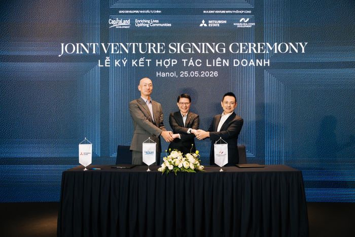 Từ trái qua phải: Ông Takashi Kagamoto,Tổng Giám đốc Mitsubishi Estate, ông Tan Wee Hsien, Tổng Giám đốc CapitaLand Development Việt Nam và Quốc tế và ông Nobuaki Higashi, Tổng Giám đốc Nomura Real Estate Development, ký kết hợp tác phát triển dự án căn hộ hạng sang Maison Priveé