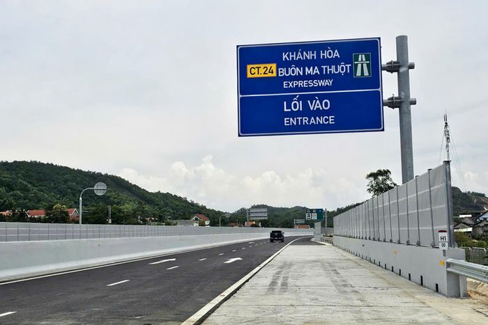 Bảng chỉ dẫn trên đoạn cao tốc vừa được thông xe. Ảnh: Xuân Ngọc
