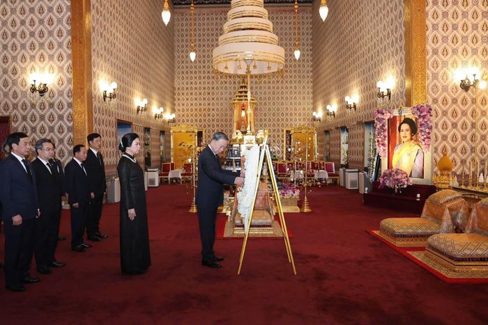 Tổng Bí thư, Chủ tịch nước cùng phu nhân đã đến đặt vòng hoa viếng và ký sổ tang Hoàng Thái hậu Thái Lan Sirikit. Ảnh: Hoàng gia Thái Lan