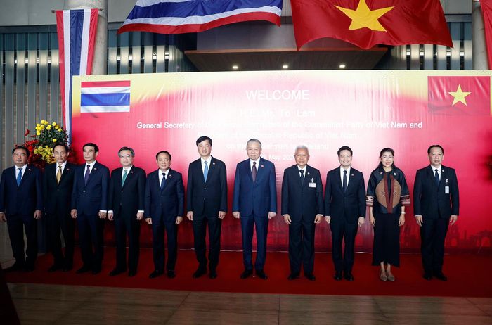Tổng Bí thư, Chủ tịch nước Tô Lâm và Chủ tịch Quốc hội Thái Lan Sophon Saram chụp ảnh chung với các đại biểu. Ảnh: TTXVN