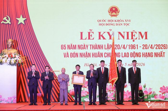 Chủ tịch Quốc hội Trần Thanh Mẫn trao Huân chương Lao động hạng Nhất - phần thưởng cao quý của Nhà nước Việt Nam cho Hội đồng Dân tộc của Quốc hội. Ảnh: Lê Anh Dũng 