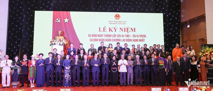 Lãnh đạo, nguyên lãnh đạo Đảng, Nhà nước và các đại biểu chụp ảnh lưu niệm. Ảnh: Lê Anh Dũng