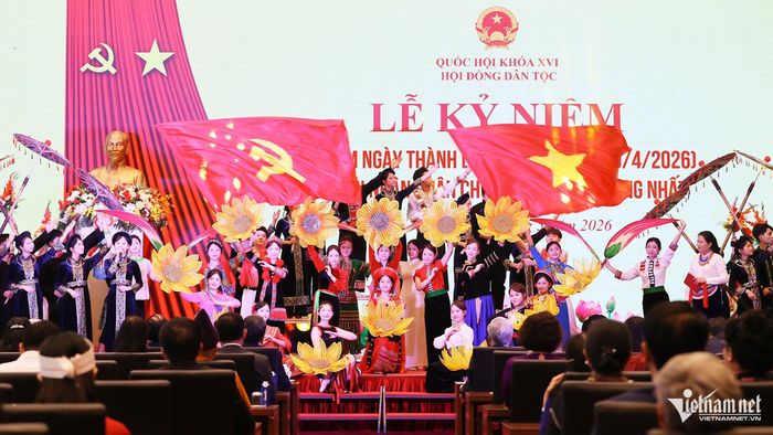 Chương trình văn nghệ đậm đà bản sắc dân tộc do các em học sinh Trường Phổ thông Vùng cao Việt Bắc biểu diễn tại buổi lễ. Ảnh: Lê Anh Dũng