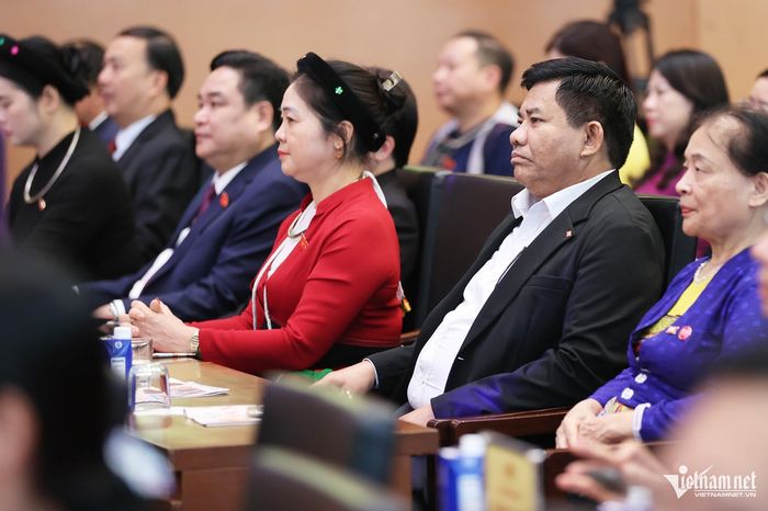 Thứ trưởng Bộ Dân tộc và Tôn giáo Y Thông (thứ hai từ phải qua) tham dự lễ kỷ niệm. Ảnh: Lê Anh Dũng