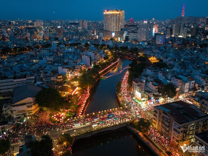 Dòng kênh lung linh nhìn từ trên cao đêm hoa đăng. Năm nay, đại lễ diễn ra từ ngày 17/5 đến 31/5, với nhiều hoạt động như tắm Phật, triển lãm văn hóa, thả hoa đăng...