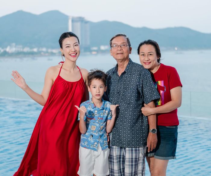 Hoàng Oanh cùng con trai và bố mẹ.