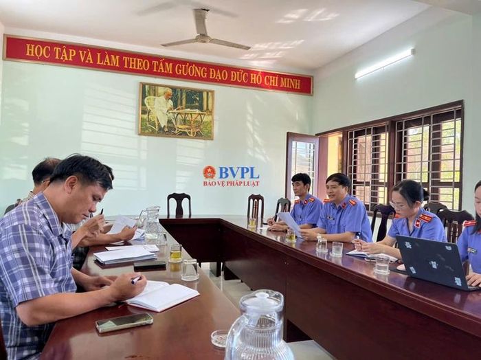  Buổi làm việc giữa Viện kiểm sát và chủ rừng để xác minh thông tin báo Bảo vệ pháp luật đã phản ánh.