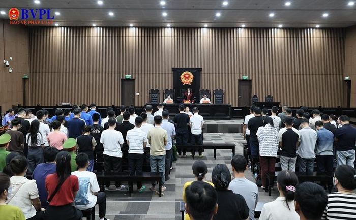  Quang cảnh HĐXX tuyên án.