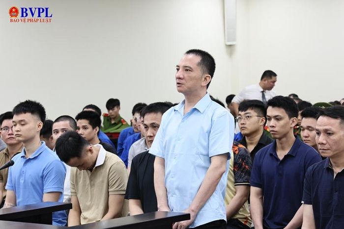  Bị cáo Mai Anh Việt trước bục khai báo.