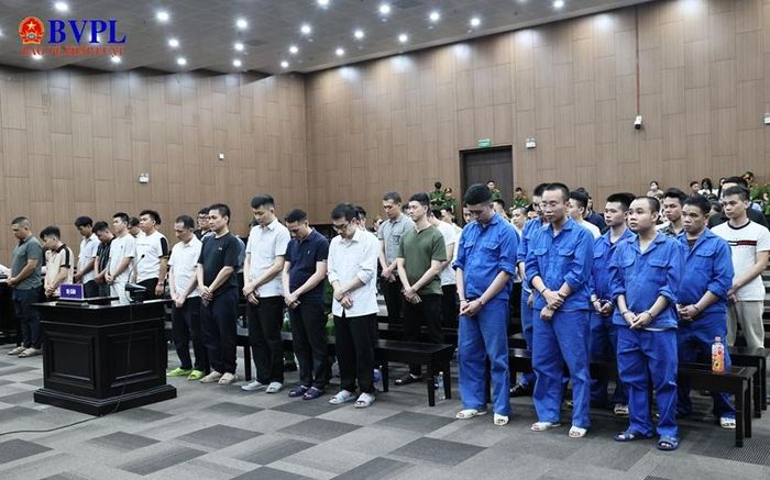  Các bị cáo đứng nghe Thẩm phán Chủ tọa phiên tòa tuyên án.