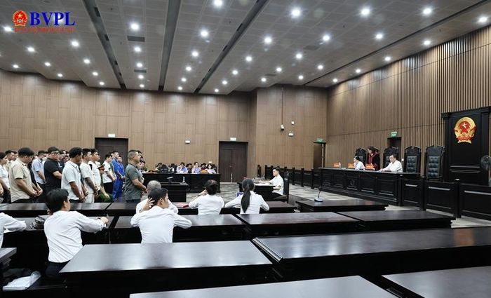  Quang cảnh HĐXX tuyên án.