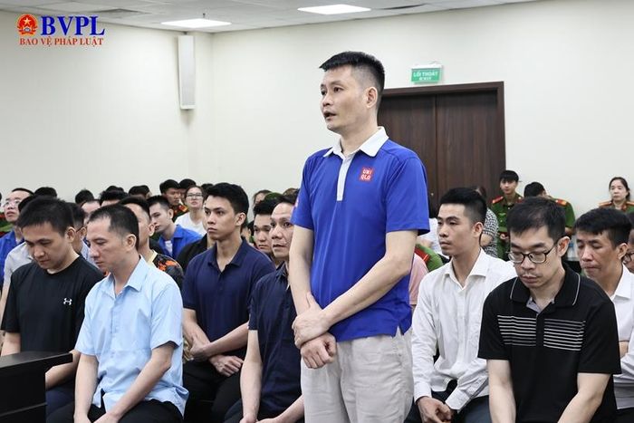  Bị cáo Trần Quang Huy trước bục khai báo.