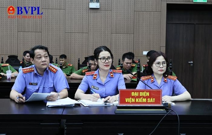  Các Kiểm sát viên đại diện VKSND TP Hà Nội thực hành quyền công tố và kiểm sát xét xử tại phiên tòa.