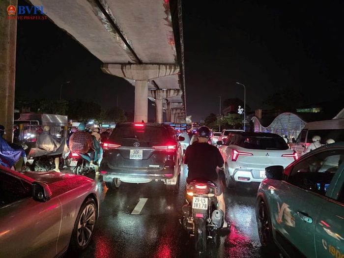Lượng phương tiện đông đổ dồn về các tuyến Lê Đức Thọ, Hàm Nghi và Hồ Tùng Mậu nên xảy ra hiện tưởng ùn tắc.