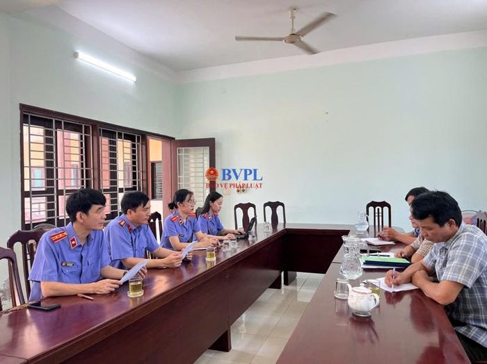  Lãnh đạo VKSND khu vực 8 làm việc với lãnh đạo Ban Quản lý rừng phòng hộ lưu vực sông Bến Hải.