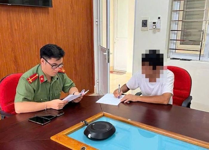 Công an phường Nùng Trí Cao làm việc với anh P.V.L.