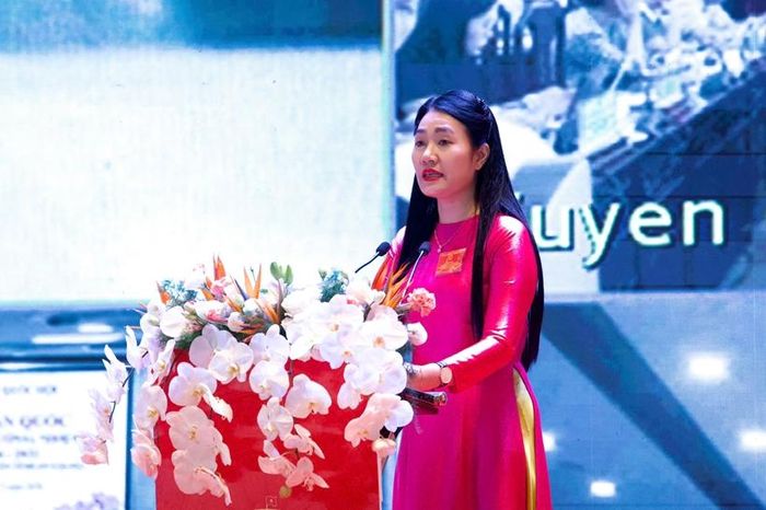  Phó Chủ tịch HĐND tỉnh Hà Tĩnh Nguyễn Thị Việt Hà trình bày tham luận tại Hội nghị (ảnh: CTTĐT Quốc hội).